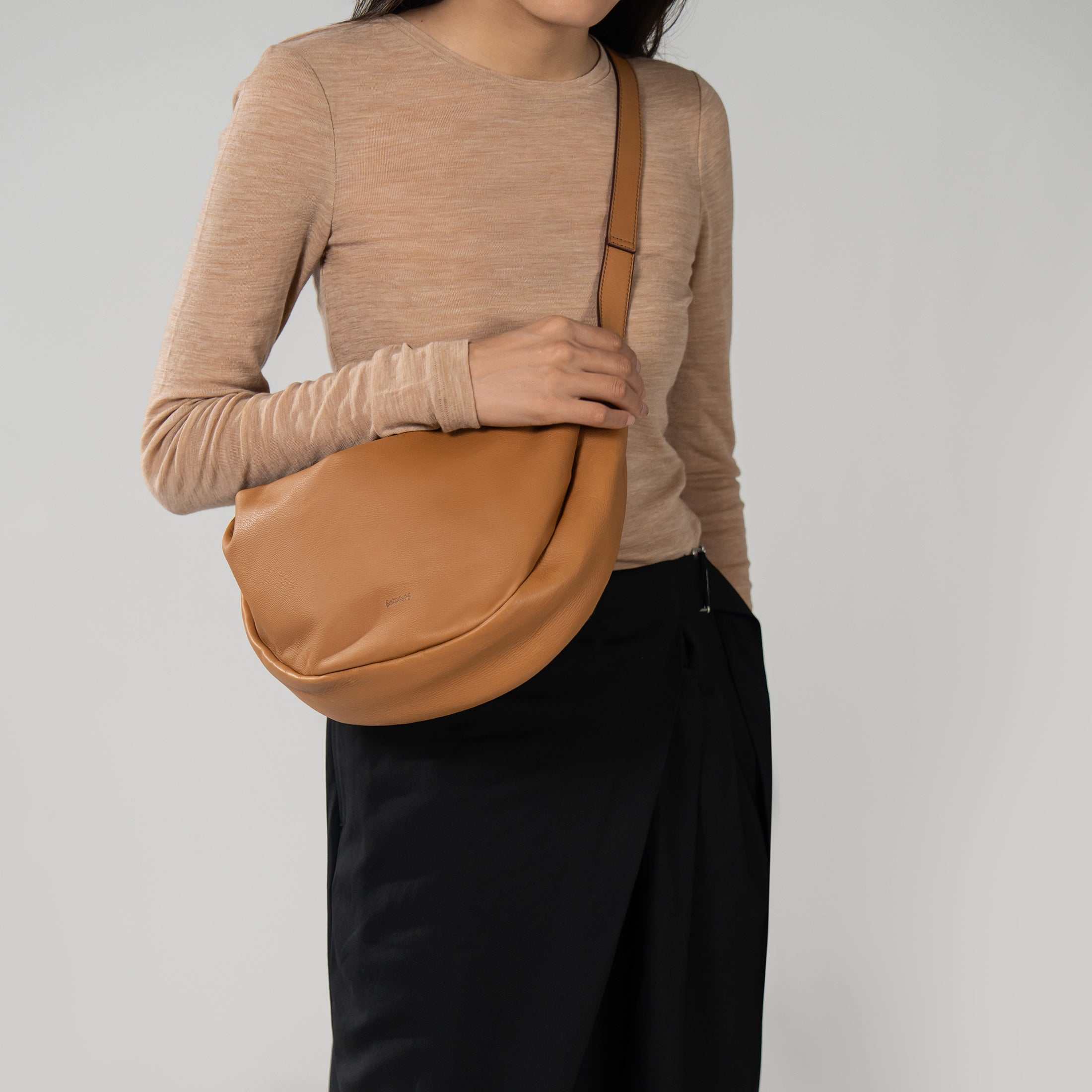 Asymmetric Crescent 手提袋