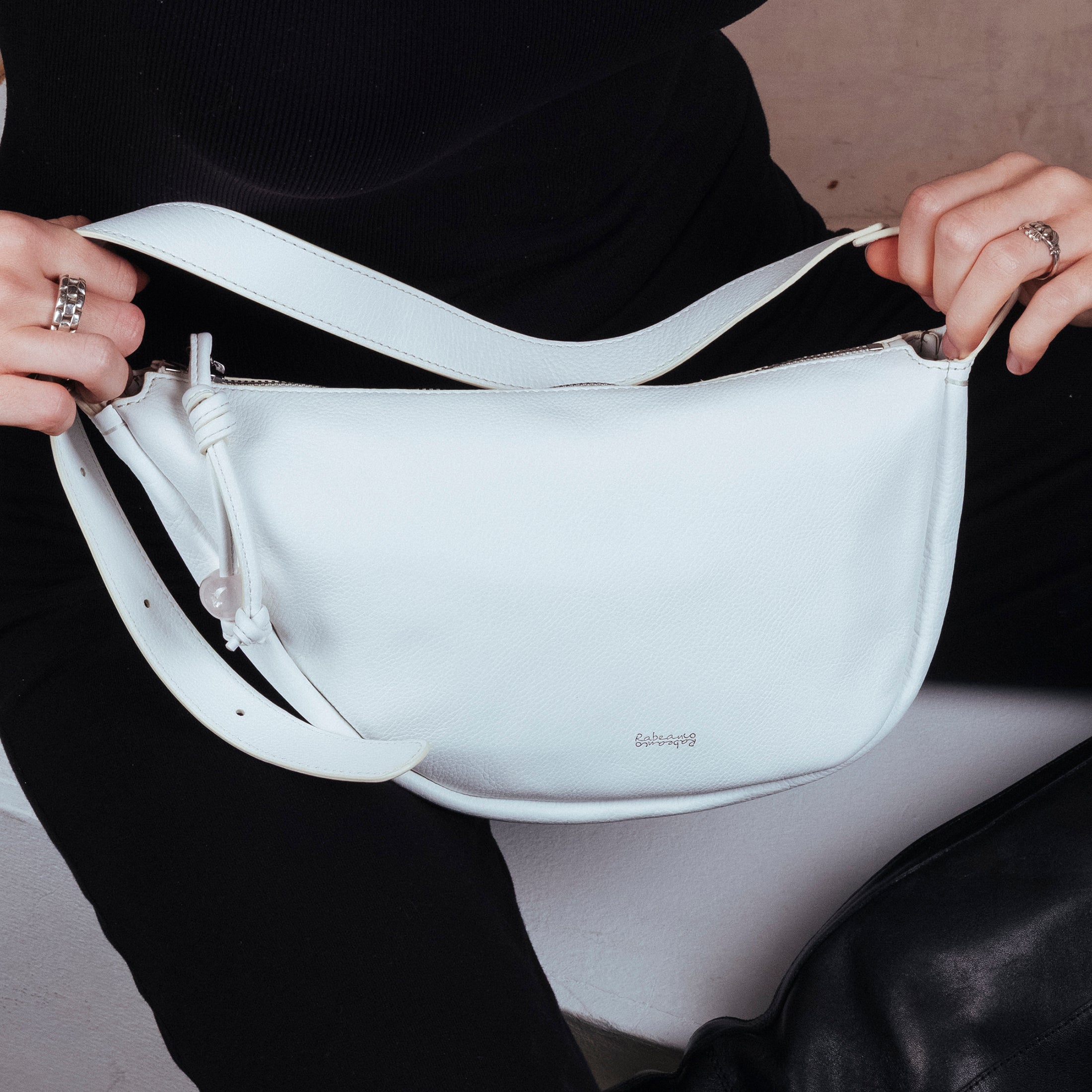 Asymmetric Crescent 小型手提包