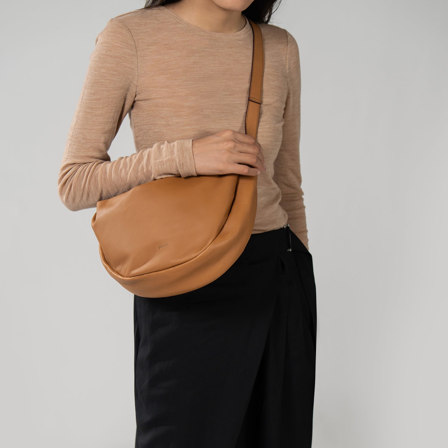 Asymmetric Crescent 手提袋